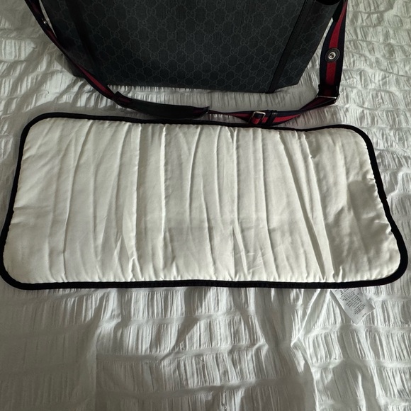 Gucci Kids GG Supreme Baby Messenger Changing Bag - Picture 10 of 11